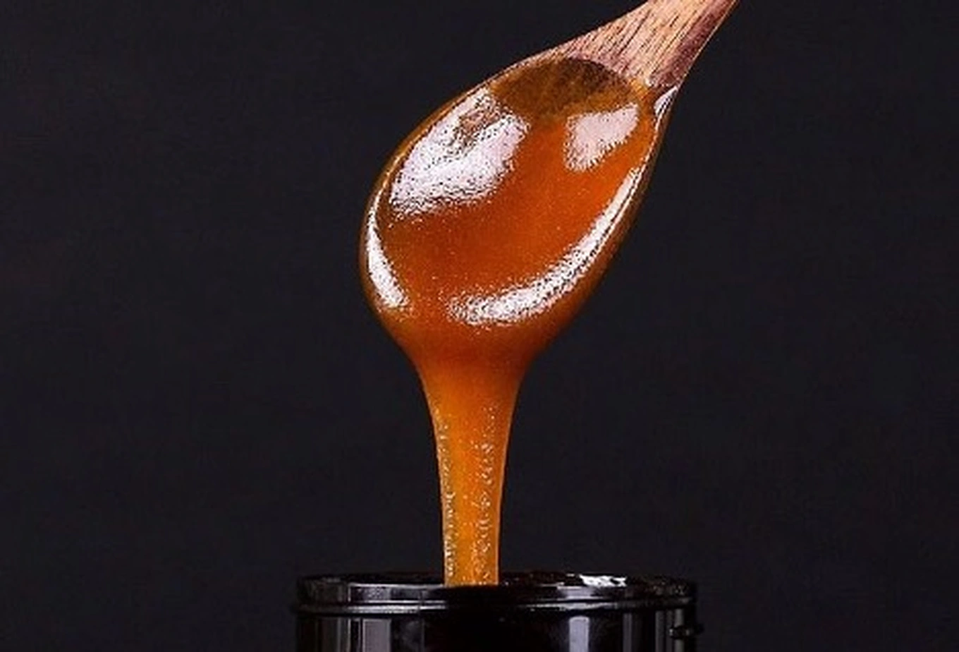 trà Lof Cascara - Hình ảnh tay cầm vỏ cà phê đỏ tươi thu hoạch từ trang trại hữu cơ